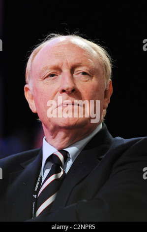 Ex leader laburista Neil Kinnock assiste la conferenza del lavoro 2009 a Brighton, 1 ottobre 2009. Foto Stock