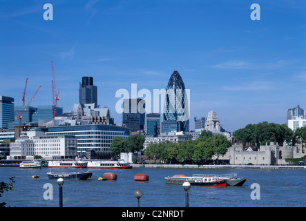 Sede della Swiss Re, 30 St Mary Axe, (il Gherkin) London. Contesto panoramica sul fiume Tamigi. Foto Stock