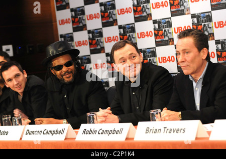 Astro, Duncan Campbell e Robin Campbell Britannico rosso vino rosso reggae band UB40 ha tenuto una conferenza stampa presso l'Hotel Foto Stock