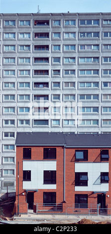 Stonebridge station wagon, Londra. Il contrasto nuova build e la vecchia torre . Foto Stock