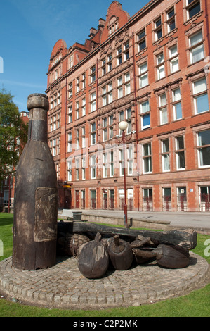 'Un monumento a Vimto' scultura,1992, da Kerry Morrison.Granby fila,Manchester. Foto Stock