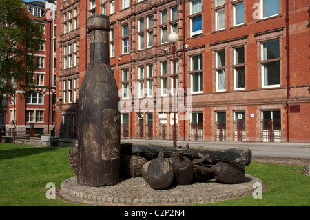 'Un monumento a Vimto' scultura,1992, da Kerry Morrison.Granby fila,Manchester. Foto Stock