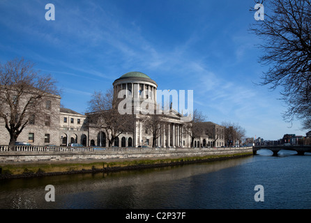 I quattro campi a lato del fiume Liffey, Dublino, Irlanda Foto Stock