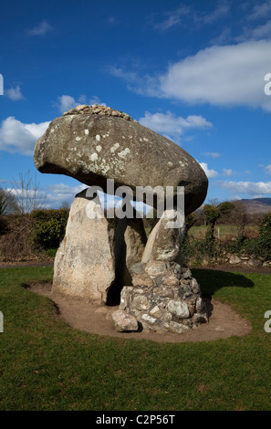 Il 4000 anno vecchio Magalithic Proleek Dolmen (Tomba del portale), Ballymascanlan, sulla penisola di Cooley, nella contea di Louth, Irlanda Foto Stock