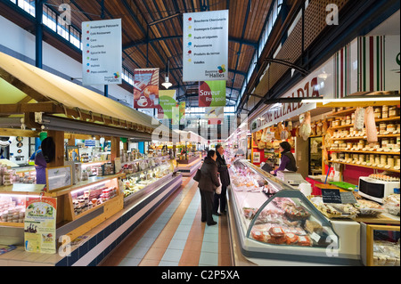 Al mercato al coperto Les Halles, Bayonne (Baiona), la costa basca, Francia meridionale Foto Stock