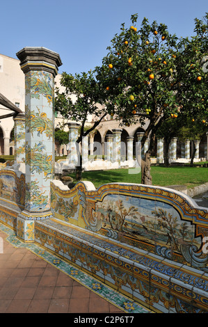 Napoli. L'Italia. Chiostro della chiesa e convento di Santa Chiara. Foto Stock