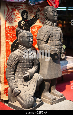 Pechino: guerrieri in terracotta e il poster del presidente Mao Foto Stock