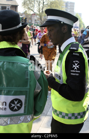 'St John Ambulance' volontari sul percorso della maratona di Londra Foto Stock