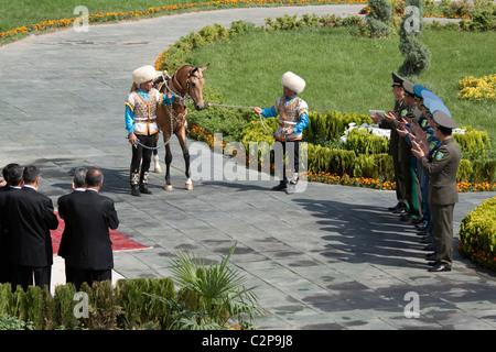 Un Ahal Teke cavallo è sfilavano sulla nazionale cavallo turkmeno giorno, Turkmenstan Foto Stock
