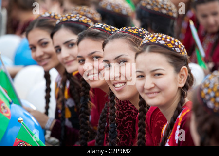 Ragazze nel tradizionale abito nazionale del Turkmenistan Foto Stock