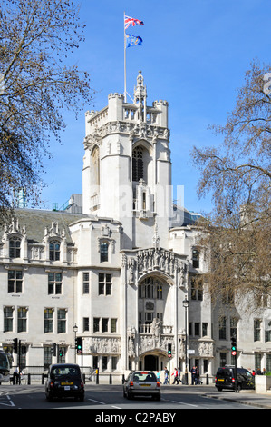 Union Jack & Emblem bandiere UKSC che volano sopra la torre di pietra del vecchio edificio Middlesex Guildhall ora Corte Suprema del Regno Unito in Parliament Square Londra Inghilterra Regno Unito Foto Stock