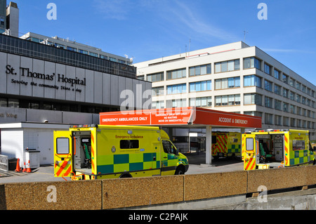 St Thomas NHS Hospital segno sulla costruzione di un &&E Pronto Soccorso ingresso Londra ambulanza caduta del paziente off Lambeth Londra Inghilterra REGNO UNITO Foto Stock