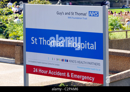 Segno di NHS St Thomas' ospedale con 24 ore incidente & dipartimento di emergenza parte di ragazzi e St Thomas Foundation Trust a Lambeth Londra Inghilterra REGNO UNITO Foto Stock