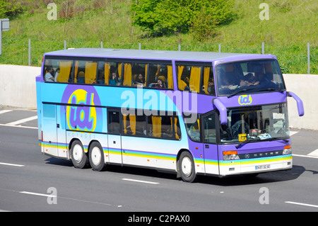 Guida a sinistra continental allenatore sulla autostrada M25, Foto Stock