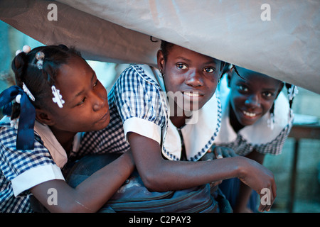 Gli studenti durante una lezione in una scuola cattolica, Léogâne, Haiti Foto Stock