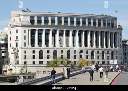 La Unilever House headquarters building visto da di Blackfriars Bridge città di Londra Inghilterra REGNO UNITO Foto Stock