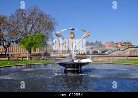 Acciaio spray di acqua caratteristica fontana & Arte Scultura da Naum Gabo accanto a Westminster Bridge Portcullis House & Big Ben & Case del Parlamento London REGNO UNITO Foto Stock