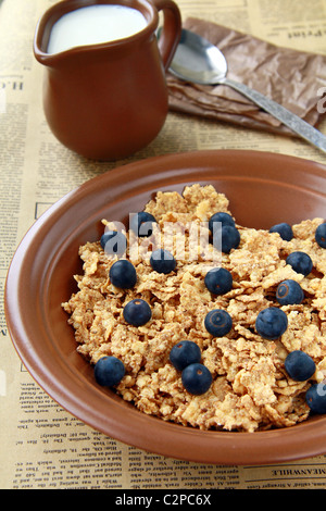 Sana colazione di muesli con frutti di bosco freschi e latte Foto Stock