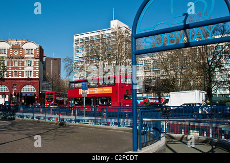 Ingresso al passaggio della metropolitana e di Elephant e Castle rotonda, Southwark, Londra, Regno Unito Foto Stock