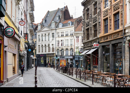 Negozi e caffetterie su una tipica strada nel centro storico (Vieux Lille), Lille, Fiandre, Francia Foto Stock