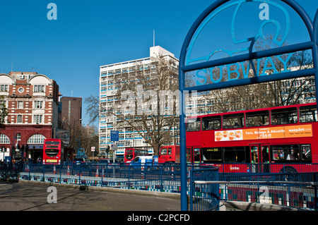 Ingresso al passaggio della metropolitana e di Elephant e Castle rotonda, Southwark, Londra, Regno Unito Foto Stock