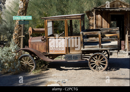 Il vecchio furgone per consegne in Cina Ranch data farm nella Death Valley, CA Foto Stock