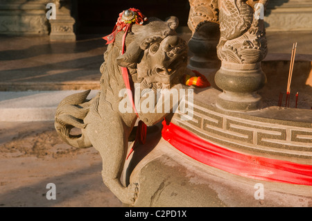 Leone di pietra statua a taoista tempio Cinese di Georgetown, Penang, Malaysia Foto Stock