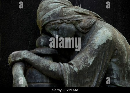 Cimitero scultura - Lutto con urna Foto Stock