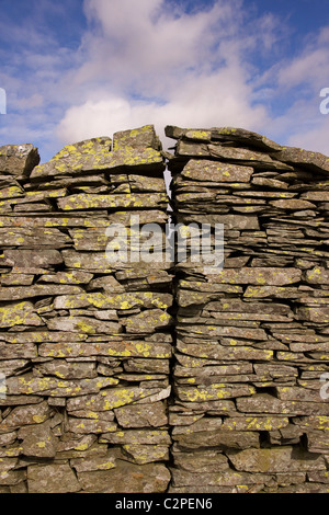 Unisciti al vecchio muro di ardesia in pietra a secco con il cielo blu alle spalle di Lingmoor Fell, Lake District, Cumbria, Inghilterra, Regno Unito Foto Stock