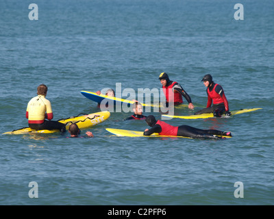 Scuola di Surf in mare, Bude, Cornwall, Regno Unito Foto Stock