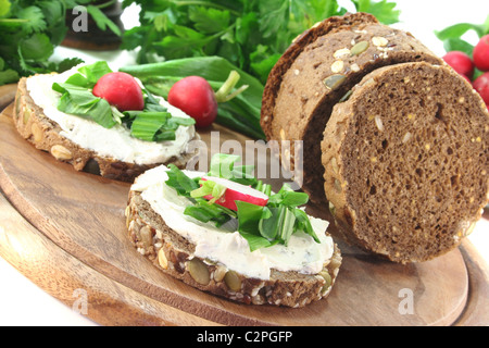 Aglio selvatico pane con crema di formaggio, aglio selvatico e ravanelli Foto Stock