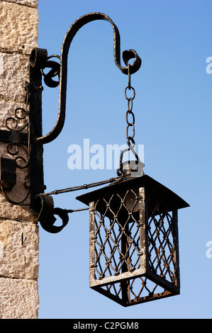 Dettaglio di un ferro battuto lanterna a Hvar Castello, Hvar, Dalmazia, Croazia. Foto Stock