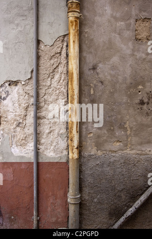 Vecchie mura e la pioggia di grondaie Foto Stock