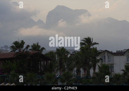 Nuvole in montagna, la vista da Kemer, Turchia Foto Stock