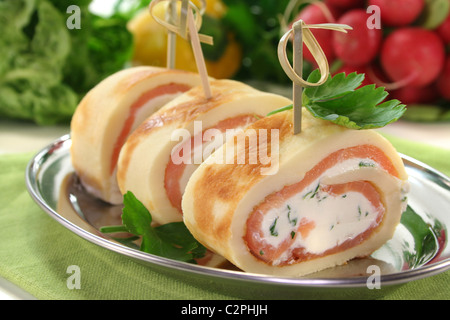 Frittelle ripiene con salmone affumicato e crema di formaggio Foto Stock