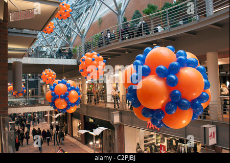 Maschio per lo shopping nella galleria supermercato Foto Stock