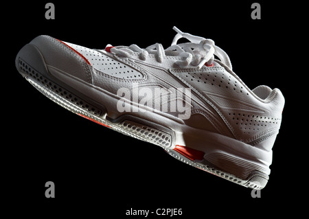 Oggetto su nero - bianco sneakers close up Foto Stock