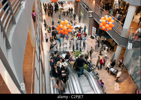 Escalator in galleria supermercato Foto Stock