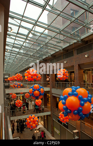 Decorazione palloncino in galleria supermercato Foto Stock