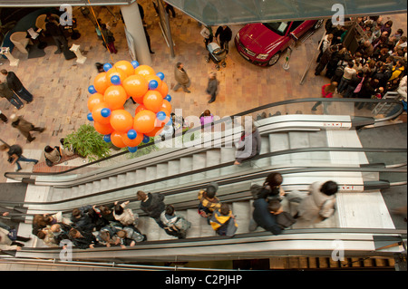 Escalator in galleria supermercato Foto Stock