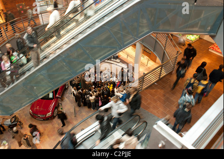 Escalator in galleria supermercato Foto Stock