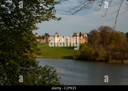 Il Palazzo di Blenheim e visto dal davanti al lago. Foto Stock