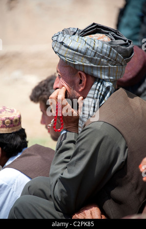 Uomo afgano con la preghiera di perline in Helmand Foto Stock