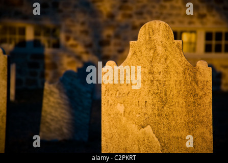 Testa la lapide in pietra nel cimitero di sera tardi, Pennsylvania, STATI UNITI D'AMERICA Foto Stock