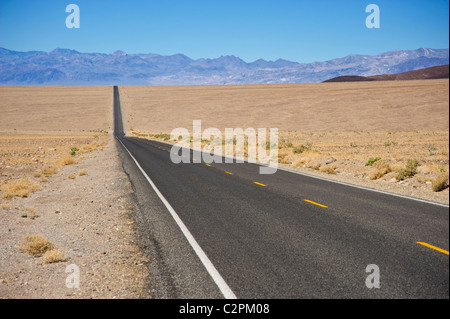 Aperta lunga autostrada deserta, Nevada USA Foto Stock