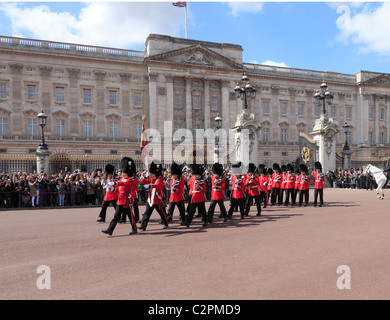 Modifica della Guardia a Buckingham Palace a Londra Foto Stock