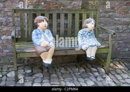 Figurine di ceramica dei bambini sul Kerkstraat. Veere, Zeeland, Paesi Bassi Foto Stock