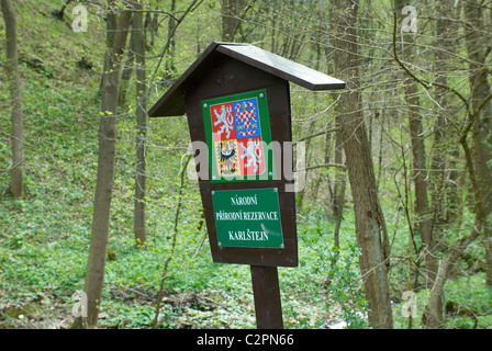 Narodni prirodni rezervace Karlstejn - znacka, cedule, segno Foto Stock