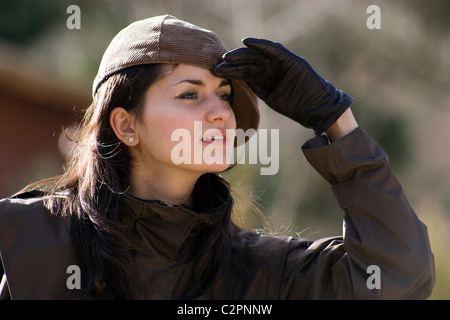 La donna nel cappuccio di velluto a coste Foto Stock