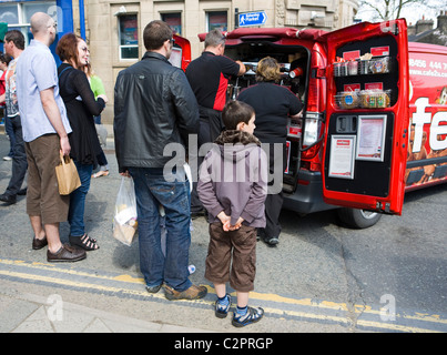 Cittadini e turisti acquistare caffè da un furgone a Ramsbottom Sagra del Cioccolato, aprile 2011, LANCASHIRE REGNO UNITO Foto Stock